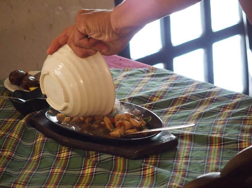 朝日放送「朝だ！生です旅サラダ」さんのインスタグラム写真 - (朝日放送「朝だ！生です旅サラダ」Instagram)「@aiaoki_official  #ビガン の名物料理を食べてきましたー😋🧡 まずは #ロンガニーサ❣️ このソーセージ、ころっとしてて紐がついてるんです😳😳 なんだかハンドバッグみたいでしょ👜笑 この紐をうまーく切って食べます🧵🍴 ♥️ フィリピンの伝統料理、#シシグ もいただきました🤤♥️ 豚肉が定番だそうですが、このお店はチキン🐔💕 ロンガニーサもシシグもごはんがすすむすすむ🤤🍚🍚🍚 フィリピンの人たちって、フォークとナイフじゃなくって、フォークとスプーンで食べる人が多いんですよ😳 スプーンをナイフ代わりに使うんだけど、切るのがすごく上手なんです！！😳😳 私も最後の方は、上手にスプーンを使えるようになりましたよ😏🥄笑 _ #伝統料理 #名物料理 #ソーセージ #ハンドバッグ ？ #チキンシングふ #カフェレオナ #CafeLeona #Vigan #フィリピン #Philippines _ #ABCテレビ #朝日放送テレビ #朝だ生です旅サラダ #旅サラダ #旅サラダガールズ  #青木愛 #土曜 #あさ8時 #シンクロ 今は #アーティスティックスイミング #元日本代表 #海外 #旅  #travel #trip」5月30日 21時48分 - tabisalad