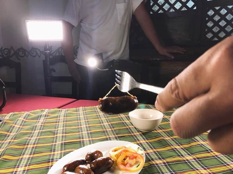 朝日放送「朝だ！生です旅サラダ」さんのインスタグラム写真 - (朝日放送「朝だ！生です旅サラダ」Instagram)「@aiaoki_official  #ビガン の名物料理を食べてきましたー😋🧡 まずは #ロンガニーサ❣️ このソーセージ、ころっとしてて紐がついてるんです😳😳 なんだかハンドバッグみたいでしょ👜笑 この紐をうまーく切って食べます🧵🍴 ♥️ フィリピンの伝統料理、#シシグ もいただきました🤤♥️ 豚肉が定番だそうですが、このお店はチキン🐔💕 ロンガニーサもシシグもごはんがすすむすすむ🤤🍚🍚🍚 フィリピンの人たちって、フォークとナイフじゃなくって、フォークとスプーンで食べる人が多いんですよ😳 スプーンをナイフ代わりに使うんだけど、切るのがすごく上手なんです！！😳😳 私も最後の方は、上手にスプーンを使えるようになりましたよ😏🥄笑 _ #伝統料理 #名物料理 #ソーセージ #ハンドバッグ ？ #チキンシングふ #カフェレオナ #CafeLeona #Vigan #フィリピン #Philippines _ #ABCテレビ #朝日放送テレビ #朝だ生です旅サラダ #旅サラダ #旅サラダガールズ  #青木愛 #土曜 #あさ8時 #シンクロ 今は #アーティスティックスイミング #元日本代表 #海外 #旅  #travel #trip」5月30日 21時48分 - tabisalad