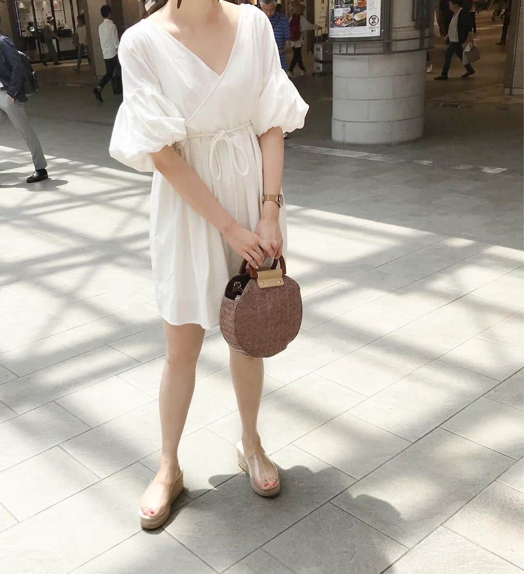 mina hinokuchiのインスタグラム：「. この前の LIVEで紹介したミニワンピース🌱 ホワイトの透け感気になる方多そうでしたが、ペチコートが重なってるので気にならず着れました♡ IGTVで前回の LIVE流そうと思ってましたが、容量が無かったせいか保存出来てなくて😭😭 新作また紹介します🙇🏼✨ . 来週6/4には、珍しいメンバーで LIVE予定です♡ 楽しみ☀︎またお知らせします🍃 #whoswhochico #salonbychico #フーズフーチコ #salonbychico_yokohama #mina_chicode #mery #rili_tokyo #sucle #isutapic #patra #petrel_jp #velle_jp #横浜 #横浜ルミネ」