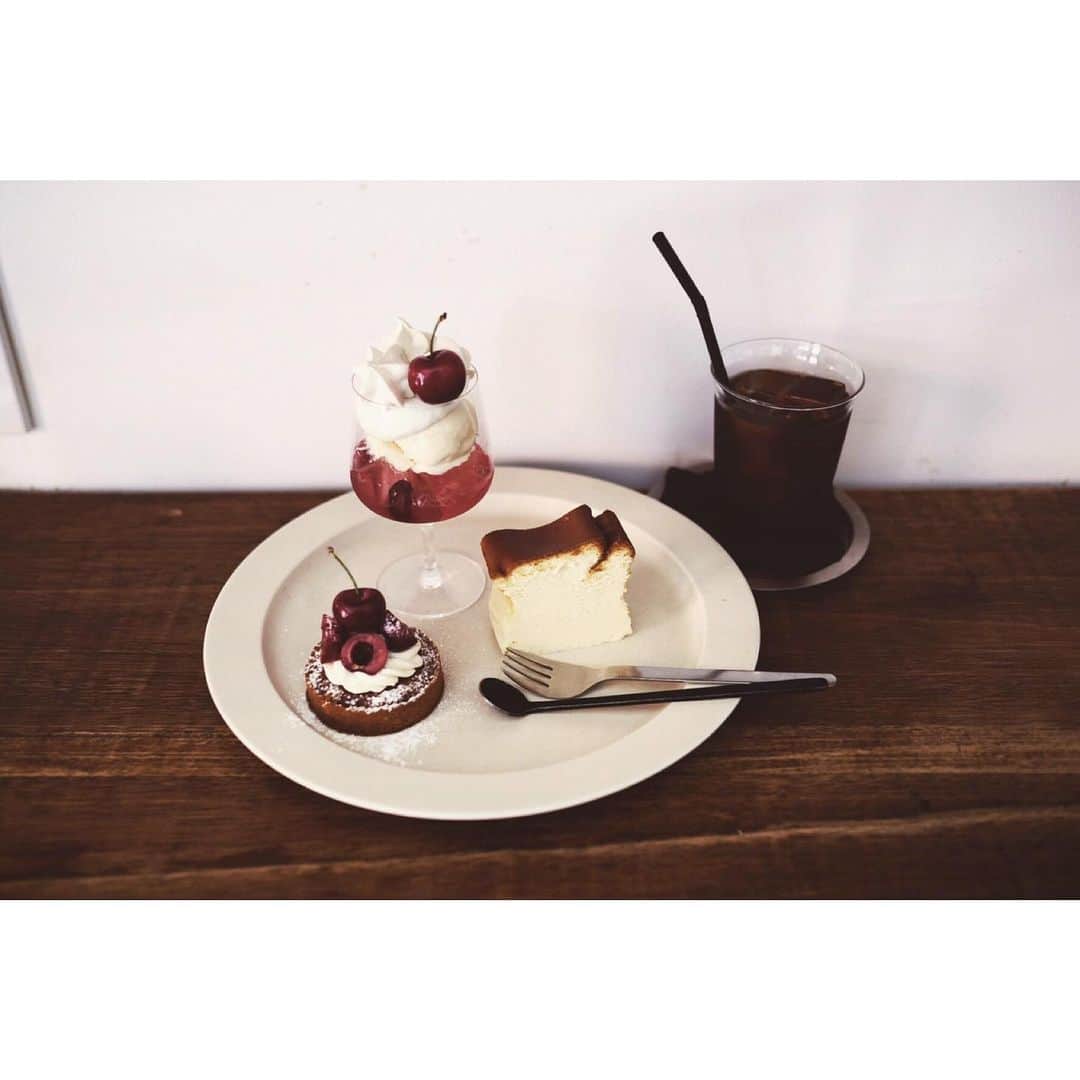 maggydaisyのインスタグラム：「_  やっと出かける気分になって来て 先日、久しぶりにwaoさんへ さりげなく温かい言葉をかけてもらって とても嬉しく思いました アメリカンチェリーの季節ですね❤︎ . . #たべものと日用品wao」