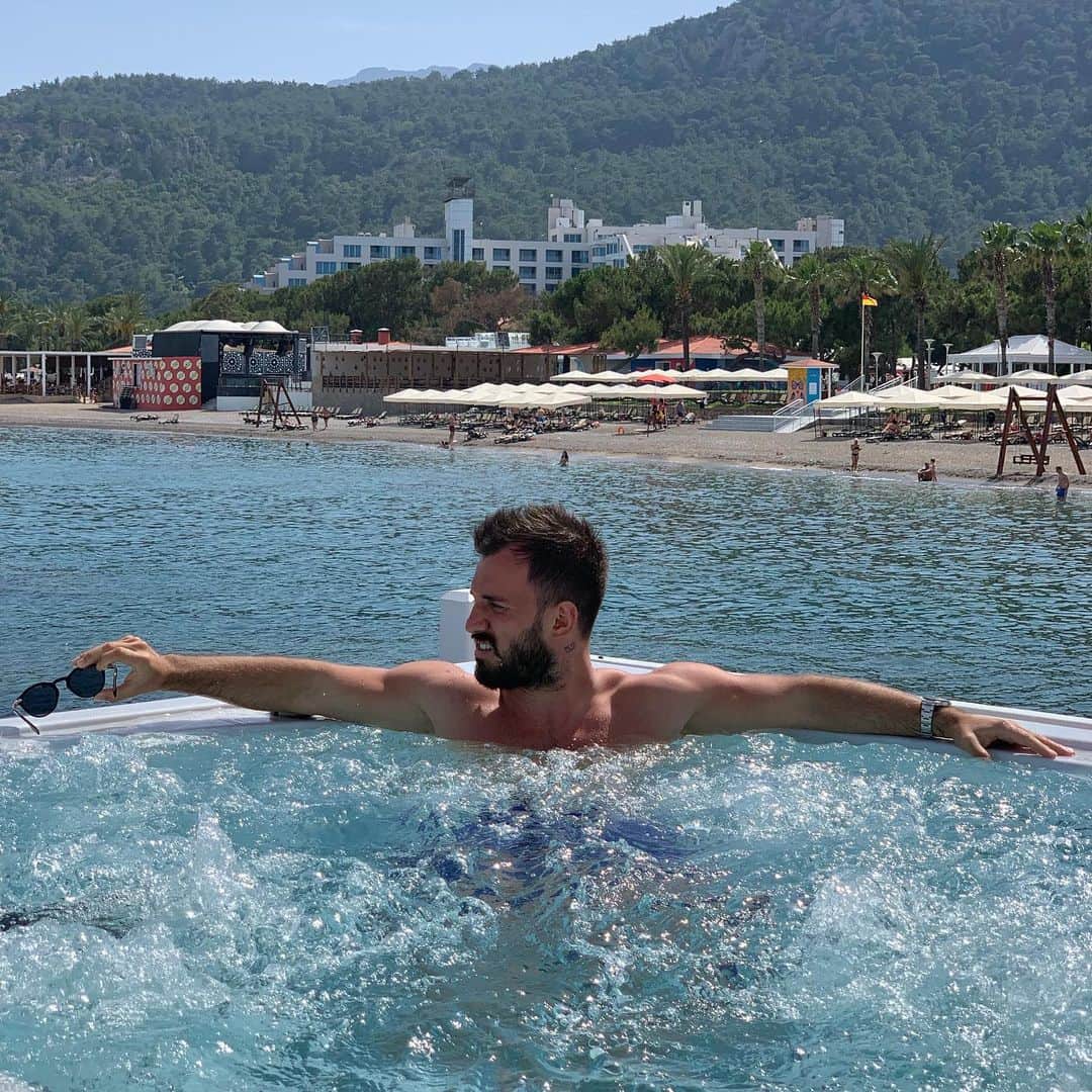 のインスタグラム：「✌️」