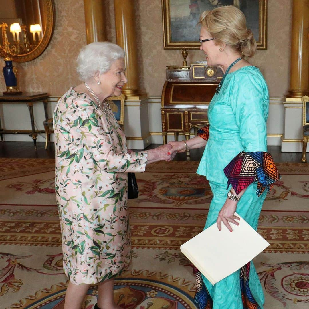 ロイヤル・ファミリーさんのインスタグラム写真 - (ロイヤル・ファミリーInstagram)「Today at Buckingham Palace, The Queen received and held an audience with the High Commissioner the Republic of Namibia, Ms Linda Scott and the High Commissioner for the Republic of Botswana Dr. John Gosiamemang Ndebele Seakgosing.  There are 170+ Ambassadors and High Commissioners based in London at any given time. Each one of them will have an Audience with Her Majesty after taking up his or her role.  An Audience is simply a one-to-one meeting with The Queen. Audiences happen regularly throughout Her Majesty's working week.  The majority of Audiences are for members of the diplomatic community, though Her Majesty also welcomes political, religious and military leaders, and people who have won prestigious cultural prizes. 📷PA」5月30日 21時51分 - theroyalfamily