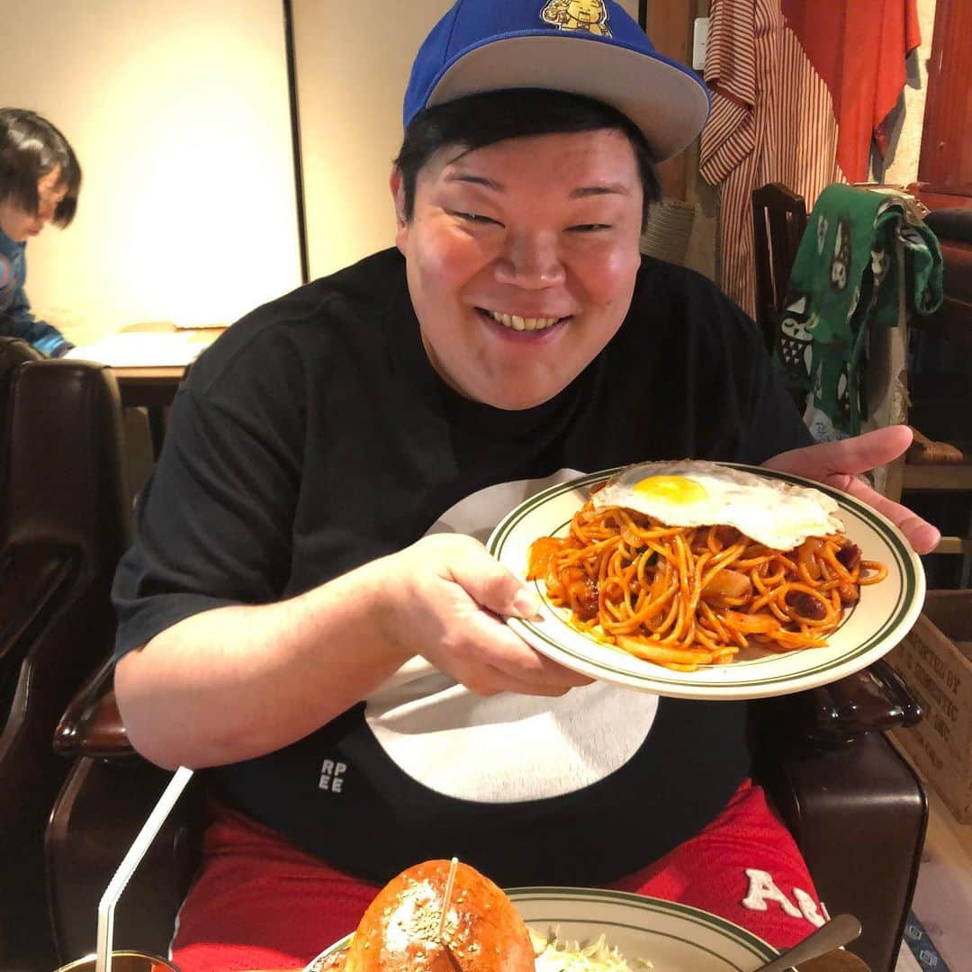 カバさんのインスタグラム写真 - (カバInstagram)「本日のでぶ活。 ハンバーガー界の巨匠と呼ばれる三澤孝夫さんのハンバーガーを食べに、丹波に行ってきました！今まで食べたハンバーガーで堂々の1位です！かぶりついた時に感動しました！口の中で広がるお肉と自家製ベーコンの肉汁が、野菜チーズといい感じで絡んでくれる！そして何よりバンズが美味い！さすがでした🙆‍♂️✨✨それと市島オリジナルのナポリタンも！麺が太く、完璧に絡むソースもうまカバちゃんでした！  皆さまも是非お店に行ってみてください！ めっちゃ混んでるので早めに行くことをオススメします👌🍖️✨ あぁ、痩せたい！  #本日のでぶ活 #でぶ活 #グルメ好きな人と繋がりたい #ハンバーガー #ハンバーガー界の巨匠 #三澤孝夫 #市島製パン研究所 #パン #ナポリタン #全部うまカバちゃんでした #僕の身内のお店 #食パン工房むぎ #三澤さんの元で修行させて頂きました #食パン #あん食パン #どちらも絶品 #毎日食べれる #是非一度ご賞味ください #あぁ、痩せたい」5月30日 21時52分 - kabaking0129