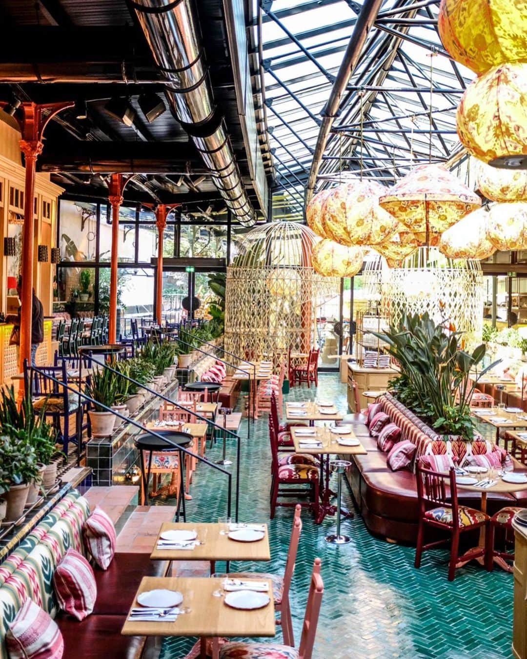 Vogue Parisさんのインスタグラム写真 - (Vogue ParisInstagram)「#VogueAddressBook A true Paris institution, La Gare has had a facelift. With a new Mediterranean-inspired design and a Peruvian menu designed by the chef at the Manko, this new hotspot is the perfect place to catch the first rays of sun this summer. @la_gare_ #LaGare #Paris」5月30日 21時52分 - voguefrance
