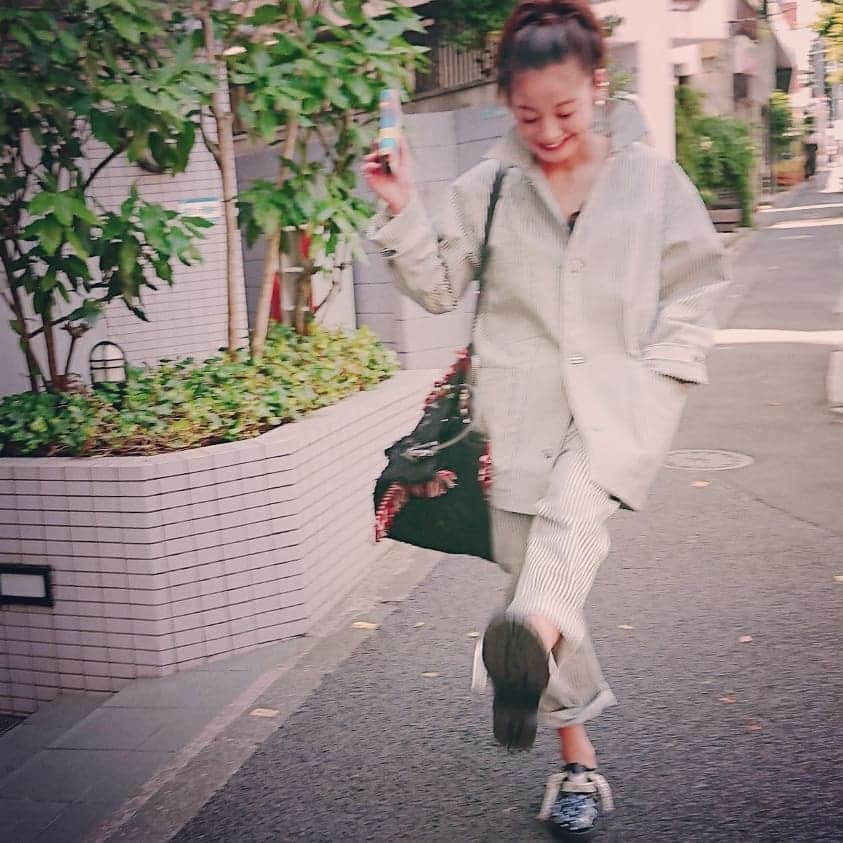 西山茉希さんのインスタグラム写真 - (西山茉希Instagram)「ラク描いた靴も ちゃんと履いて楽しんでおります。  #ご機嫌母さん #ポカポカのおかげ  またあしたね。  ぐんない☆」5月30日 22時02分 - maki.nshiyama50