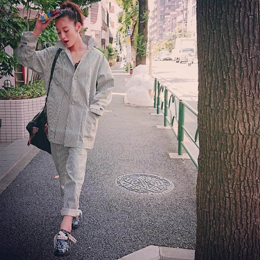 西山茉希さんのインスタグラム写真 - (西山茉希Instagram)「ラク描いた靴も ちゃんと履いて楽しんでおります。  #ご機嫌母さん #ポカポカのおかげ  またあしたね。  ぐんない☆」5月30日 22時02分 - maki.nshiyama50