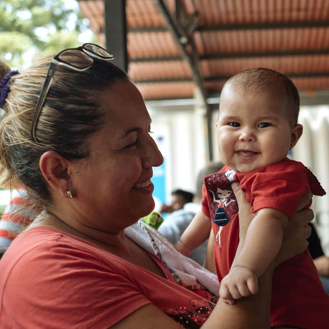 unicefさんのインスタグラム写真 - (unicefInstagram)「The ❤️ of a grandmother!  Baby Isabel laughs as her grandmother lifts her while waiting for her mother at the Colombian-Venezuelan border. They plan to head to Peru, where Alejandra's father is waiting for them. © UNICEF/UN0309927/Arcos」5月30日 21時55分 - unicef