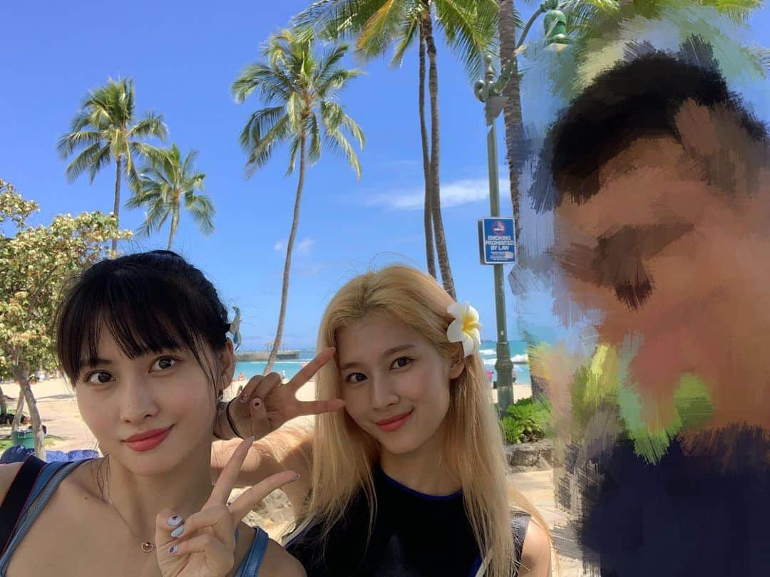 モモさんのインスタグラム写真 - (モモInstagram)「♡ [Fantaken] 190529 - Momo & Sana in Hawaii w/ fans - i hope they enjoy their holiday 🥰❤️ #MOMO #트와이스 #모모 #平井もも #もも #TWICE © owners」5月30日 21時56分 - momojype