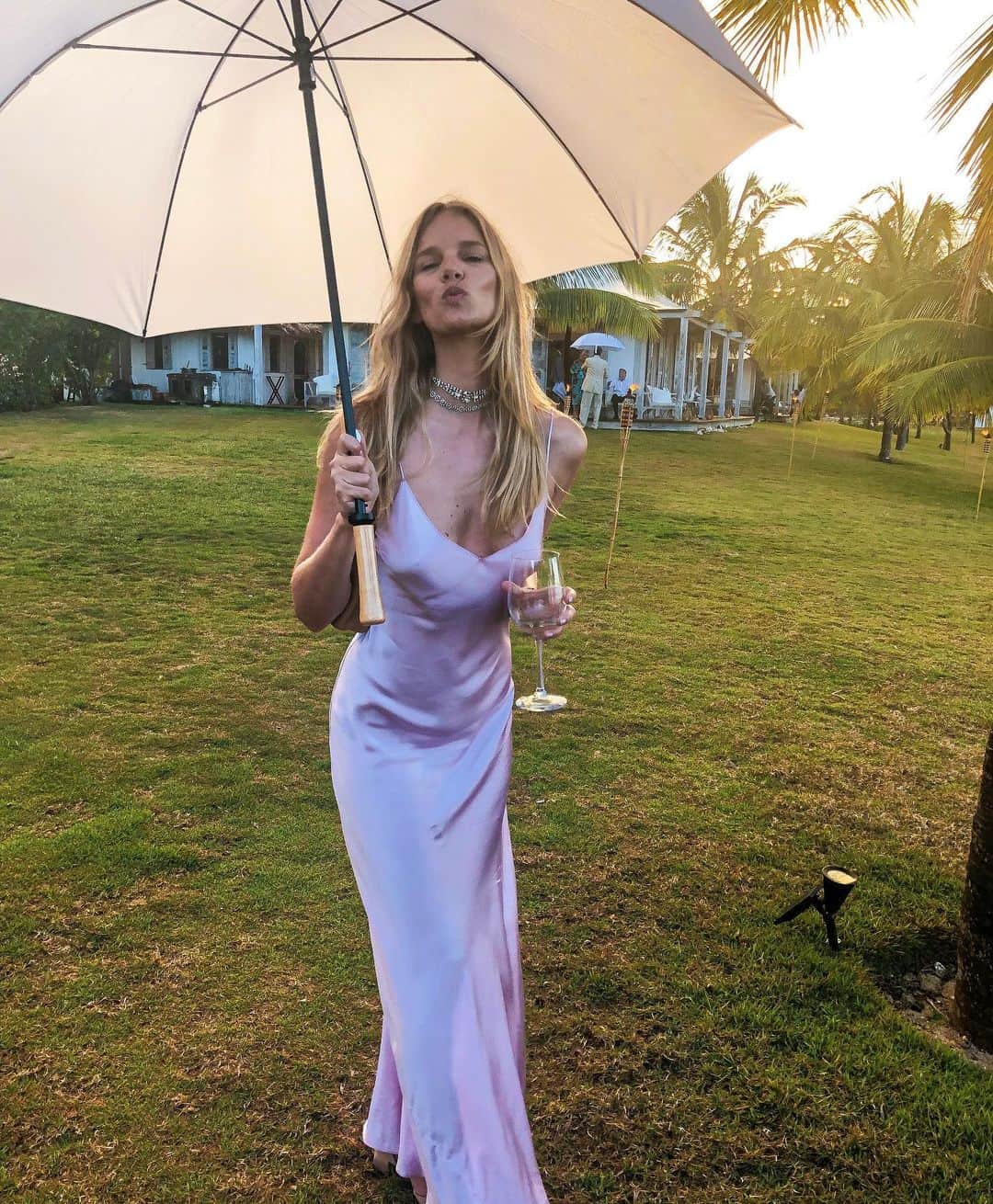ダニジョーのインスタグラム：「Little Miss Sunshine ☀️ tap to shop @marloeshorst’s slip and jewels #dannijogirls」