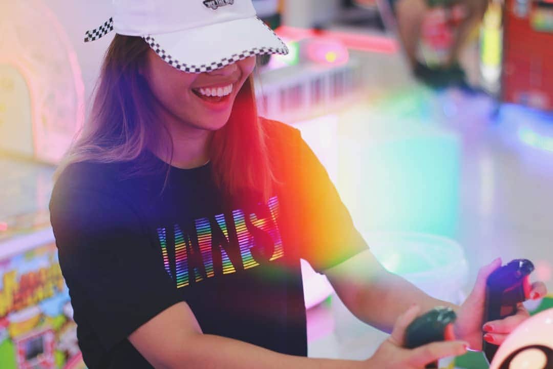 Vans Philippinesさんのインスタグラム写真 - (Vans PhilippinesInstagram)「Perfect for that retro-holo aesthetic! Visit our stores and discover new tees that fit your style. #VansPhilippines」5月30日 21時59分 - vansphilippines