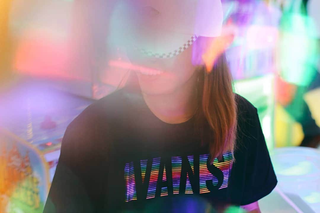 Vans Philippinesさんのインスタグラム写真 - (Vans PhilippinesInstagram)「Perfect for that retro-holo aesthetic! Visit our stores and discover new tees that fit your style. #VansPhilippines」5月30日 21時59分 - vansphilippines