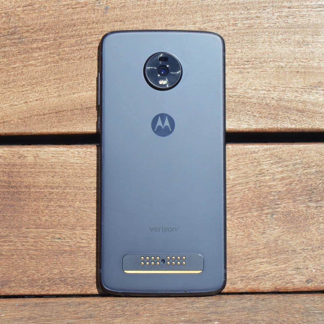 のインスタグラム：「Introducing the new moto z4. Pre-order and get a free moto 360 camera in box. Link in bio.」