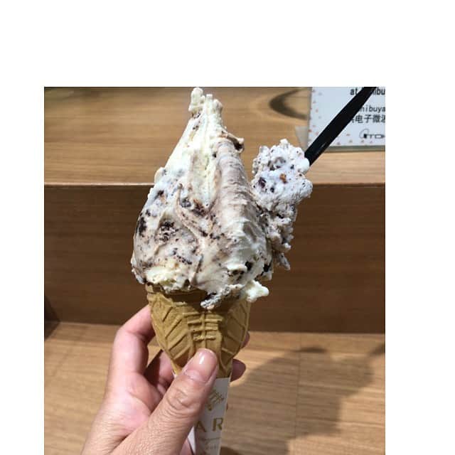 加藤紀子のインスタグラム：「19時間の絶食中「お腹空かない！」と思った2分後、パリヤの前通ったら我慢効かなかった美味しい味。 意思はなんて弱いのか…。 ダイエット、また明日〜😅 #アイスは無敵」