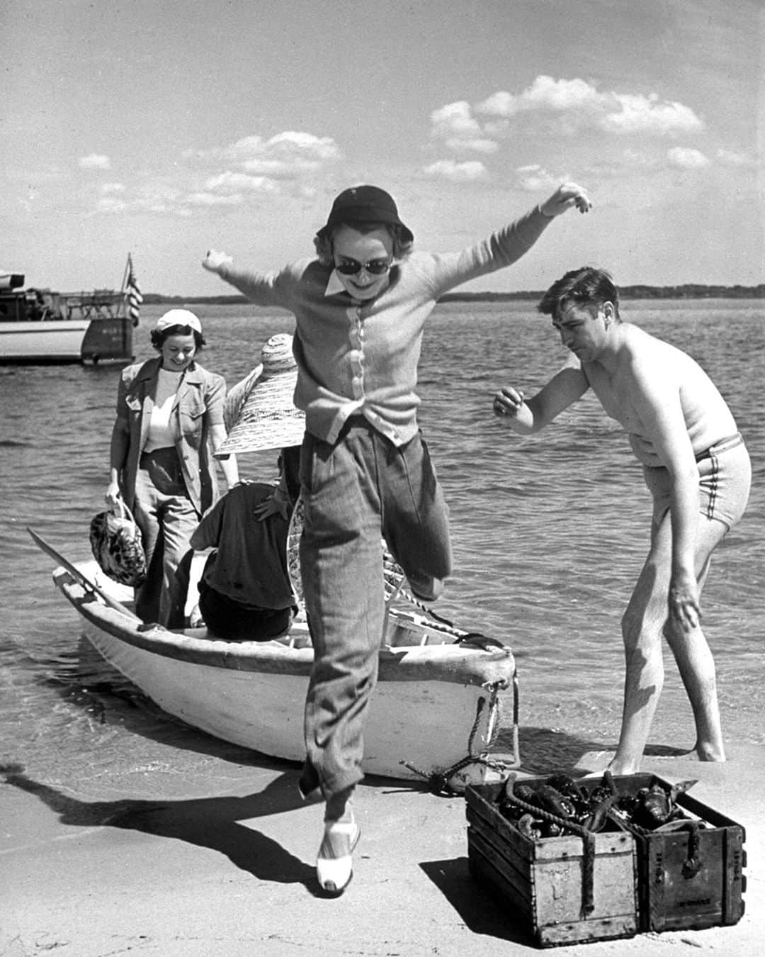 lifeさんのインスタグラム写真 - (lifeInstagram)「A typical summer day in Cape Cod, 1940 - party goers arriving by boat to a clambake on the beach. (Alfred Eisenstaedt—The LIFE Picture Collection/Getty Images) #CapeCod #VintageSummer #TBT」5月30日 22時03分 - life