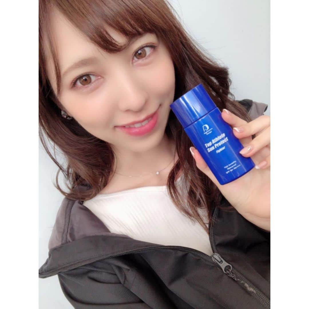 のインスタグラム：「🌞🌻✨ #最強の日焼け止め を見つけてしまいました😳💓 和光ケミカルさんの【アグレッシブデザイン】✨ . 今年サーキットでお仕事させて頂くようになってから この日焼け止めの存在を知り、実際使わせて頂いているのですが、 控えめにいっても凄く良いです😊 . 私の中で大事なのが ・焼けないこと そして ・乾燥しないこと なのですが今までのものだとジェル等でも そのまま塗ると乾燥して痒くなるのでボディクリームで保湿→日焼け止めだったのですが 【アグレッシブデザイン】はそのまま塗っても痒くならなかったのが感動でした😢✨ . また、ウォータープルーフをこえた “汗(スウェット)プルーフ”なので、本当に焼けない！！ 塗り直しせずに(した方がもちろん良い)30度の晴天の中、サーキット歩き回っても焼けてませんでした💖 . メイク落としじゃないと落ちないのが、男性ですとちょっと面倒かもしれませんが、日焼け止めとしての効果はすごいので、ぜひ使ってみてほしいです🥺✨ . . . #aggressivedesign #アグレッシブデザイン #日焼け止め #日焼け止めは大事 #和光ケミカル #美容 #美意識高い人と繋がりたい #焼けたくない #美白ケア #美白 #美白命  #美肌ケア #女子力アップ #女子力向上委員会 #美容好きな人と繋がりたい #美容マニア」