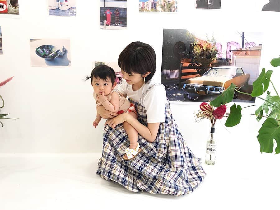HALCALIのインスタグラム：「#ennpr の展示会へ♡今回も素敵セレクトな可愛いお洋服やアクセサリーに目移りした〜😍夏に絶対可愛いパンツオーダーしたから届いたら載せます〜🙌🏻丸ちゃんからむすめにUGGのスーパー可愛いサンダルもいただいて🤩まだ少し大きいけど真夏には履けるかな！ずーっと会いたかった @okakithecorgi にも会えて嬉しかった❣️そしてやっぱり @chihiroishino の撮ってくれる写真が大好き♡親子写真嬉しい👧🏻👩🏻むすめのムチムチ太ももがすごい😂 #chihiphoto」