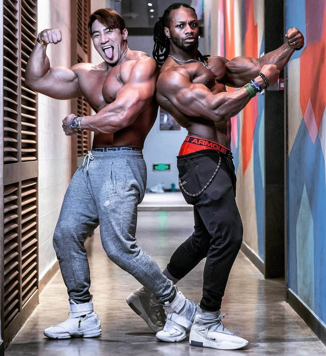 CHUL SOONさんのインスタグラム写真 - (CHUL SOONInstagram)「With Ulisses in China . . . Huge training Program available at chulsoon.com  Follow the Facebook page to see work outs.  Facebook.com/chulsoonofficial @chul_soon @chulsoon_official (한국계정)  ______________________________ #Musclemania Pro #teamchuls makeup #traps #bodybuilding #vest #hoodedvest #fitness #chulsoon #ulissesworld #wbff #ifbb #chulsoon2020 #ulissesjr #다이어트 #식단」5月30日 22時07分 - chul_soon