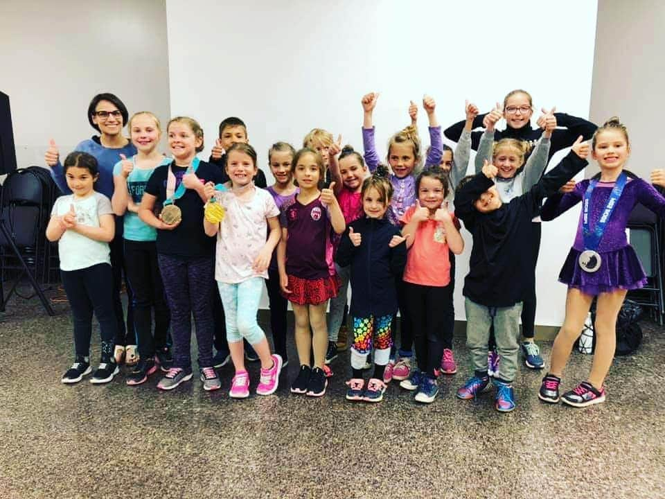 メーガン・デュアメルさんのインスタグラム写真 - (メーガン・デュアメルInstagram)「Took a break from packing to go skate with the kids at @academieperformanceisatis semi-private Wednesday class!  Thanks for having me!  #figureskating #thefuture #olympicmedals #nextgeneration #academieperformanceisatis」5月30日 22時07分 - meaganduhamel