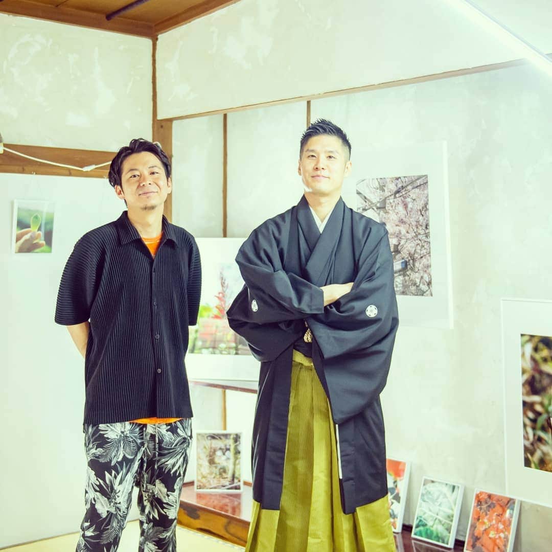梅川壱ノ介（舞踊家）のインスタグラム：「【石井小太郎 写真展】  後輩の写真家、石井小太郎くん。 同郷であり、同志として心から応援してる。  お互い、切磋琢磨突き進もう。  #石井小太郎 #梅川壱ノ介 #写真家 #舞踊家 #カメラマン #日田市」