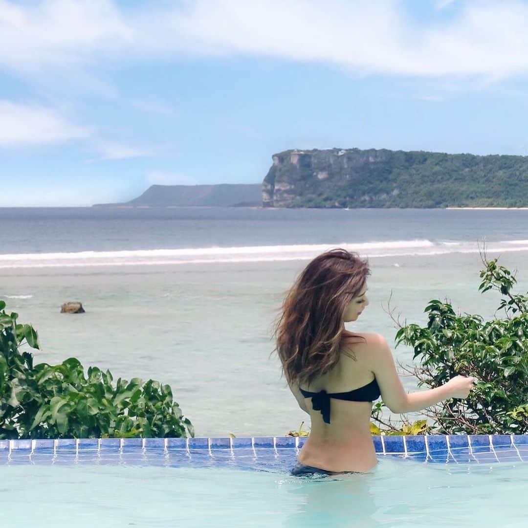 長谷川唯のインスタグラム：「・ ・ やっぱりプールでプカプカしたり海を眺めたりするだけで心もスーッとして無になれる🕊💜いつか海辺の近くに住みたいな✨ ・ ・ #summer #pool #me #happy #love #chill #smile #beach #sky #instagood」