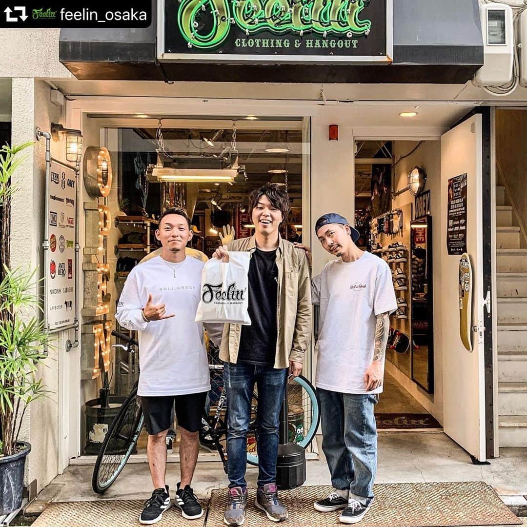 安床武士のインスタグラム：「at @feelin_osaka !! ROLL IN ROCKの打ち合わせをしてたら @potmakoto くんが👍 僕と @feelin_acchan の服が気になる…！？ ROLL IN ROCK VOL.4いよいよ明後日！オフィシャルアカウント @rollinrock167 にて情報ラッシュ中なので、ぜひチェックお願いします！ そして予定空いてる方はぜひ一緒に楽しみましょー！ #repost @feelin_osaka ・・・ いよいよ開催まで2日後に迫った @rollinrock167 の主催者 @takeshiyasutoko と出演バンド《POT》の @potmakoto が同タイミングで御来店！ 明後日は宜しく！ #ROLLINROCK #RIR #ローリンロック #LZBN #安床武士 #POT #feelinosaka」