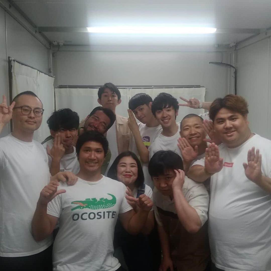 池田真一のインスタグラム：「俺たちルームメイトありがとうございました！楽しすぎました！ あれ？ケツだけ神無月さんがやる阿久悠さんのポーズしてる？？」