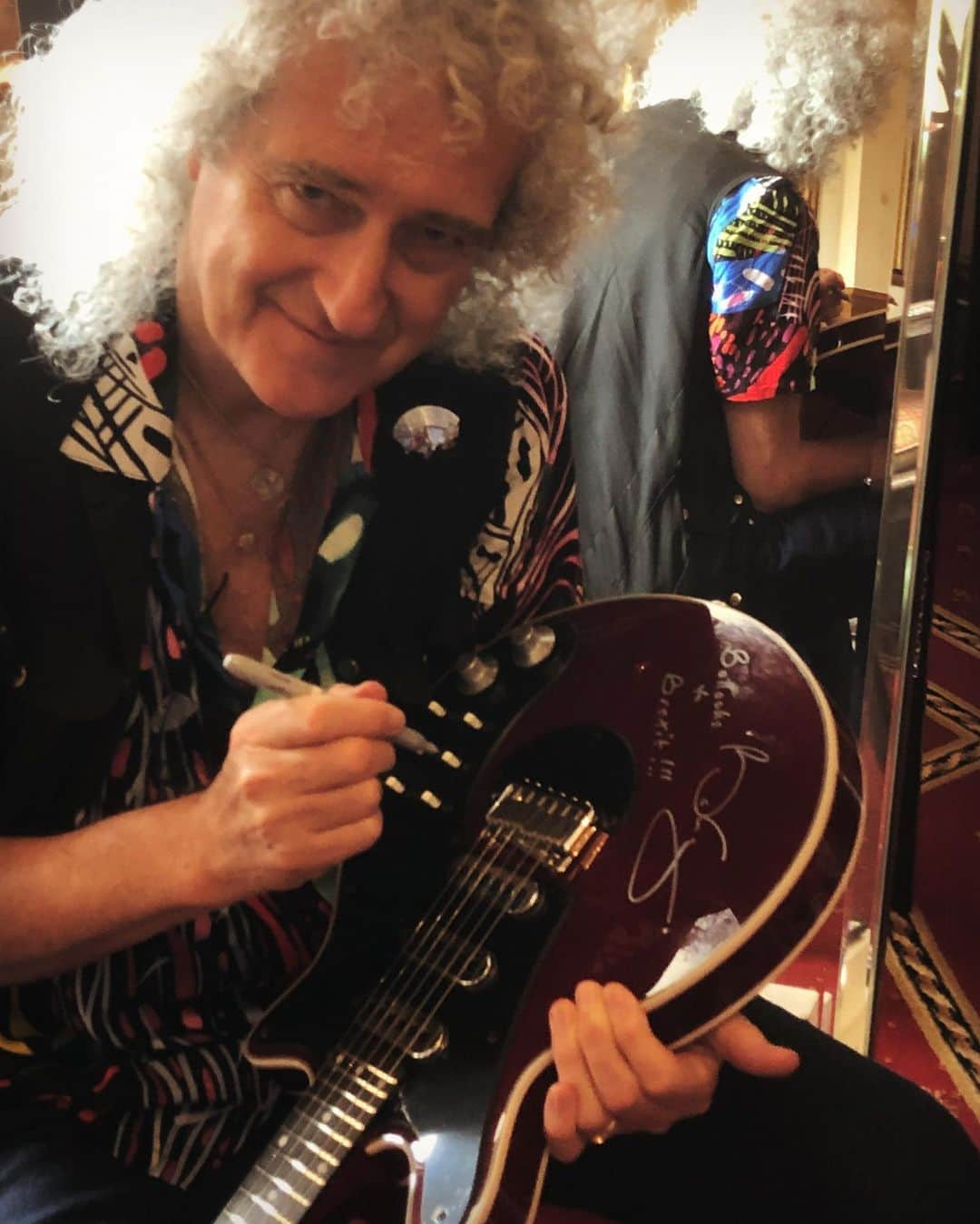 ブライアン・メイさんのインスタグラム写真 - (ブライアン・メイInstagram)「My next job of the day ! This has become a weekly recreation down here in Red Special Land. SIGNING outgoing BMG guitars, which you folks kindly purchased on the last tour.  Some of them get a special dedication !!! Now who would like this one ? !!! Bri」5月30日 22時21分 - brianmayforreal