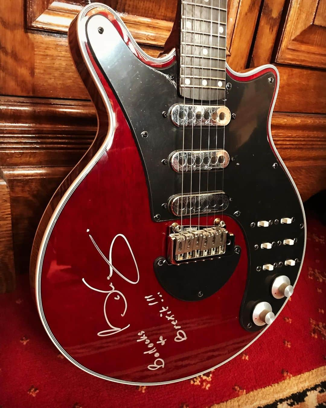 ブライアン・メイさんのインスタグラム写真 - (ブライアン・メイInstagram)「My next job of the day ! This has become a weekly recreation down here in Red Special Land. SIGNING outgoing BMG guitars, which you folks kindly purchased on the last tour.  Some of them get a special dedication !!! Now who would like this one ? !!! Bri」5月30日 22時21分 - brianmayforreal