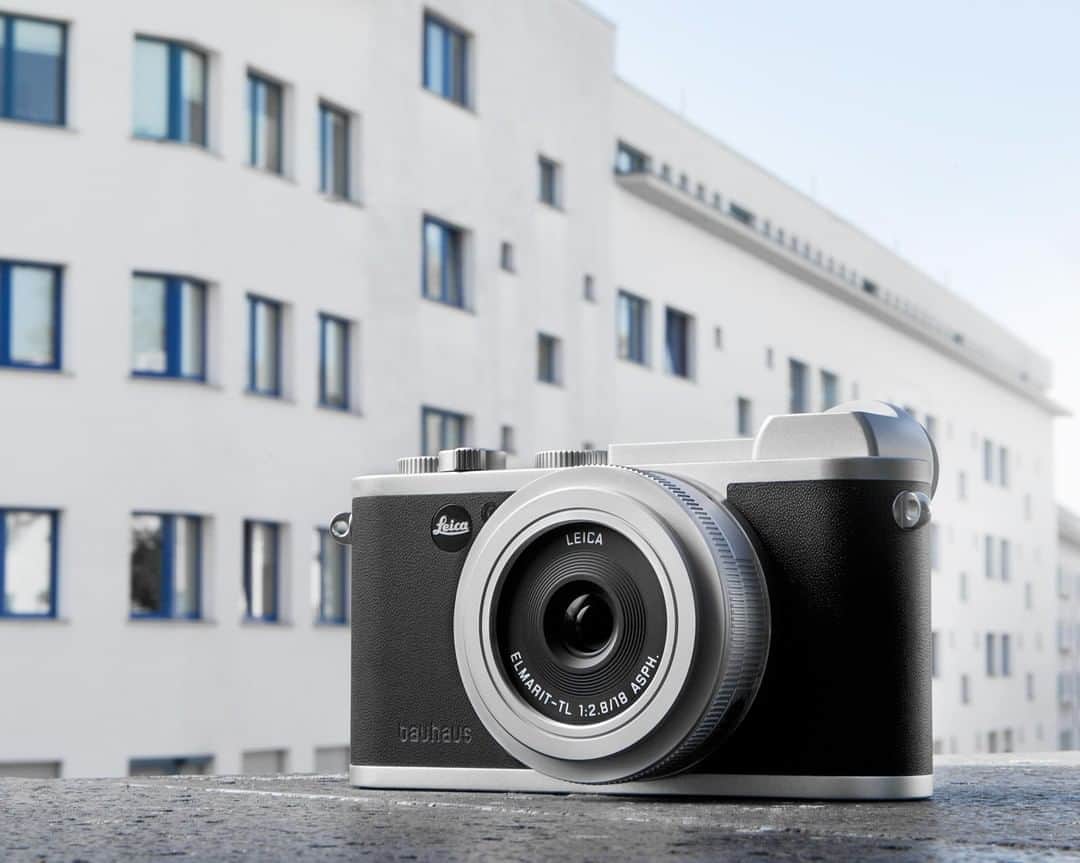 のインスタグラム：「The LEICA CL „100 jahre bauhaus“  edition unites the design principles of Bauhaus and Leica that withstand the test of time. What do you think is the best example of the "form follows function" design principle?  #🔴📷 #LeicaCL #leica #leicacamera #bauhaus #formfollowsfunction #leicaphotography #leica_world #cameraporn #leicaporn」