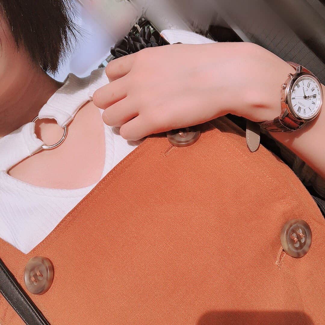 上野優華さんのインスタグラム写真 - (上野優華Instagram)「最近できる女風に腕時計を付けているんだけど、可愛いんですよこれが。。。 以前いただいたものなんだけど、どんな格好にも合うし大きめデザインなのも好きなんだー☺️ #時計 #腕時計  #CITIZEN #シチズン #citizenwatch  #サクラピンク #できる女 #風 #シルバーアクセ #シルバー #アクセサリー #リング #指輪 #コンバース #converse #白スニーカー #REDYAZEL #レディアゼル #CECILMcBEE #セシルマクビー #腕時計くら部 #大人カジュアル #大人可愛い #ワンピース  @redyazel @redyazel_staff @citizenwatchjp @citizenlwatch」5月30日 22時26分 - yuukaueno0205
