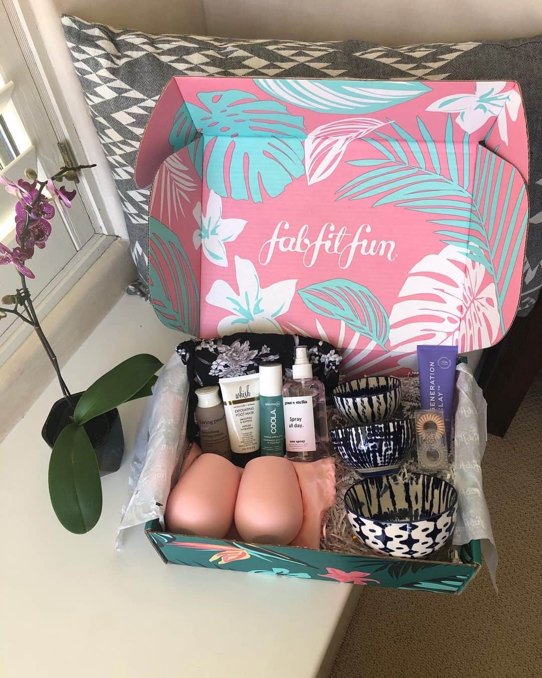 シエラ・ブレア・コイルさんのインスタグラム写真 - (シエラ・ブレア・コイルInstagram)「I am so excited that my #fabfitfun Summer box has arrived! #fabfitfunpartner I love trying out new products that are full-sized…it’s an easy way to pamper myself with all of the time I spend training 😊 If you want to get a box for yourself, go to www.fabfitfun.com and use the coupon code, “SIERRA”, for $10 off your first box! @fabfitfun is also available in the UK now, meaning even more people can enjoy these AMAZING boxes!」5月30日 22時37分 - sierrablaircoyl