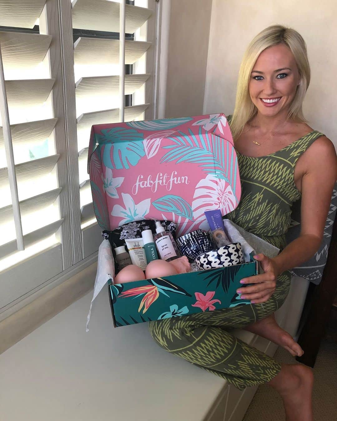 シエラ・ブレア・コイルさんのインスタグラム写真 - (シエラ・ブレア・コイルInstagram)「I am so excited that my #fabfitfun Summer box has arrived! #fabfitfunpartner I love trying out new products that are full-sized…it’s an easy way to pamper myself with all of the time I spend training 😊 If you want to get a box for yourself, go to www.fabfitfun.com and use the coupon code, “SIERRA”, for $10 off your first box! @fabfitfun is also available in the UK now, meaning even more people can enjoy these AMAZING boxes!」5月30日 22時37分 - sierrablaircoyl