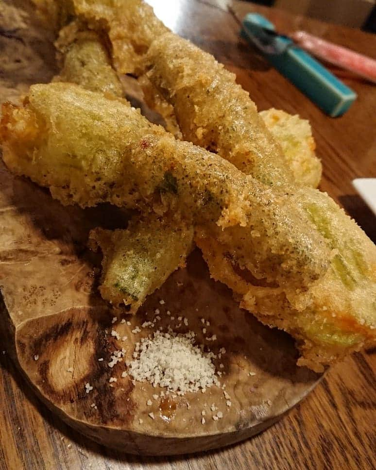 ニッチロー'さんのインスタグラム写真 - (ニッチロー'Instagram)「家族で外食もあまり出来ないけどたまには外で😋  パクチージェノベーゼパスタ絶品💚  ここのお姉さんには心を許すコニッチロー😍  #abill  #shimokitazawa  #family #アビル #下北沢 #家族で外食 #花ズッキーニのチーズ詰めフライ  #パクチージェノベーゼパスタ  #絶品 #家族 #コニッチロー #ハッハロー #チッチロー #ニッチロー’」5月30日 22時36分 - nicchiro5.1