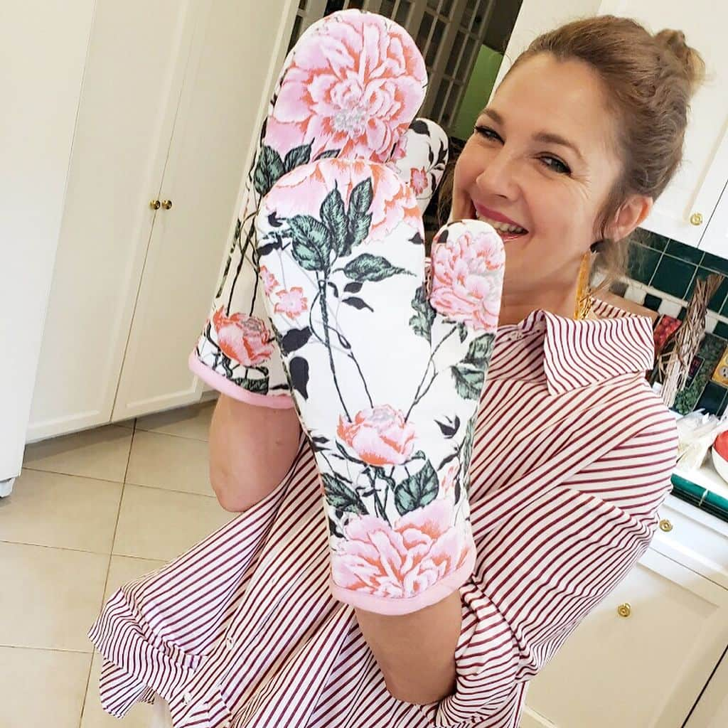 ドリュー・バリモアさんのインスタグラム写真 - (ドリュー・バリモアInstagram)「Yesterday, I hosted the FLOWER team for the most fun lunch meeting!! @flowerbydrew @flowerbeauty  I’m so grateful for all of the creative and talented people who make our FLOWER brands grow and blossom every day. 🌸 PS if you are wondering about these oven mitts... They are @flowerbydrew and only $12 for the pair @walmart  Link in bio to find them! #FLOWERHome #FLOWERbyDrew」5月30日 22時34分 - drewbarrymore