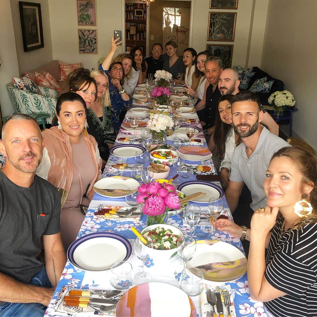 ドリュー・バリモアさんのインスタグラム写真 - (ドリュー・バリモアInstagram)「Yesterday, I hosted the FLOWER team for the most fun lunch meeting!! @flowerbydrew @flowerbeauty  I’m so grateful for all of the creative and talented people who make our FLOWER brands grow and blossom every day. 🌸 PS if you are wondering about these oven mitts... They are @flowerbydrew and only $12 for the pair @walmart  Link in bio to find them! #FLOWERHome #FLOWERbyDrew」5月30日 22時34分 - drewbarrymore