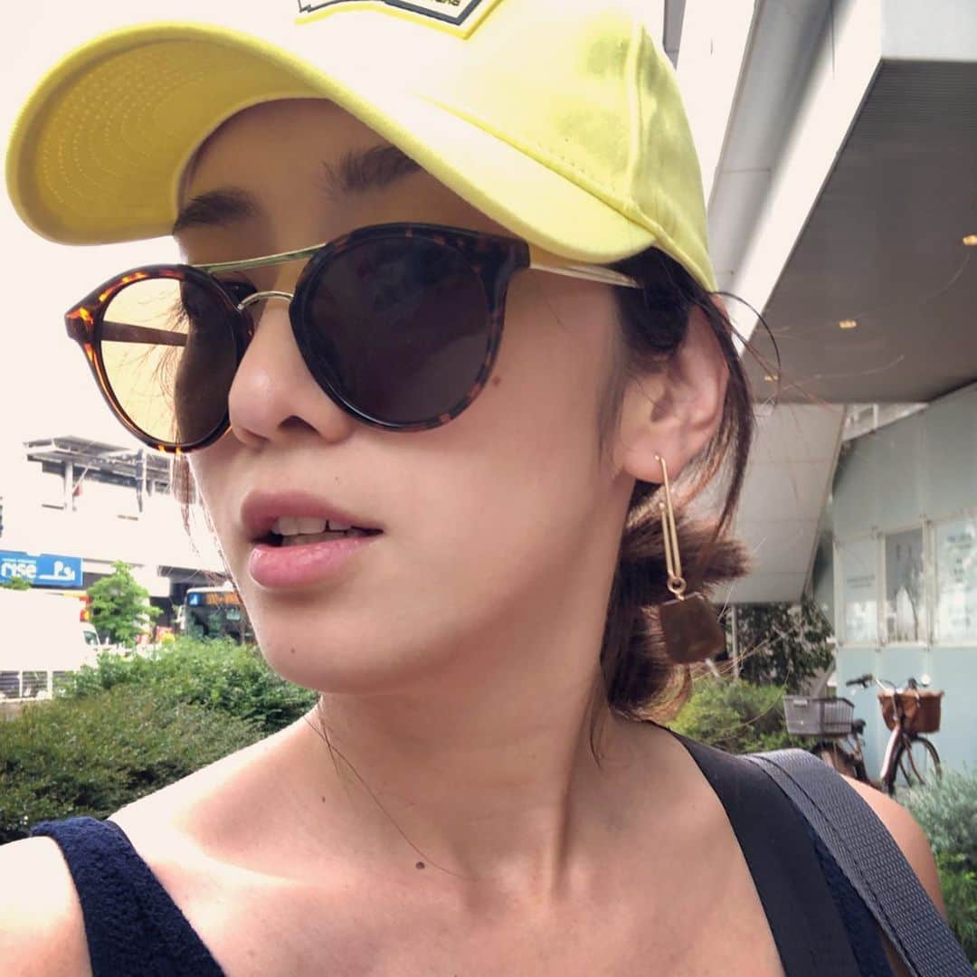 我謝レイラニのインスタグラム：「↑めちゃくちゃ暑かった日に帽子とサングラスで #すっぴん隠し これからの季節帽子とサングラスしてても普通だから有難い🙏🏻 よりすっぴんでいられる😏むしろ最近眼鏡新調したから眼鏡率も高め。←人様には見せられませんが。街で見かけても見なかったフリしてね😉 この写真はね、久しぶりにピアスしたのを見せびらかしたかったの(*´罒`*) 私の #唇カサカサ 🙈💋これも見ないフリしてね😘 あれ、、？今気がついたけど私の身につけてるもの‥全て #プチプラ だ🙈#プチプラ最高⤴︎ヾ(ﾟεﾟ*)ﾉ笑」