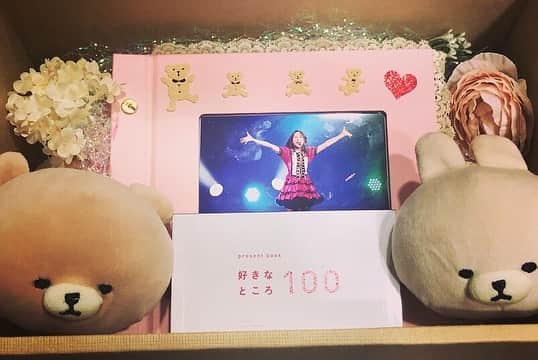 のインスタグラム：「メンバーの温かさによって、何度も支えられました。メンバーだから分かる悲しさ辛さがあります。  私は極力、悲しみや辛さを見せないようにしています。  ですが、きっと悲しんでる。と いち早く察知して駆け寄り 励まし、支えてくれました。  この9年間で優しさを沢山もらって、皆がくれた優しさがあるから私も優しくいようと思えます！🤗 そして、 アルバムを作ってくれた、さきぽん、愛理、にーみさん ありがとう☺️💕大切にするねっ💫  さきと愛理が 100人の方から、｟由麻奈の好きなところ｠を集めてくれました🙏💫 読むと自信に繋がります！🙇‍♀️ 書いてくれた皆さんありがとうございます☺️💕」