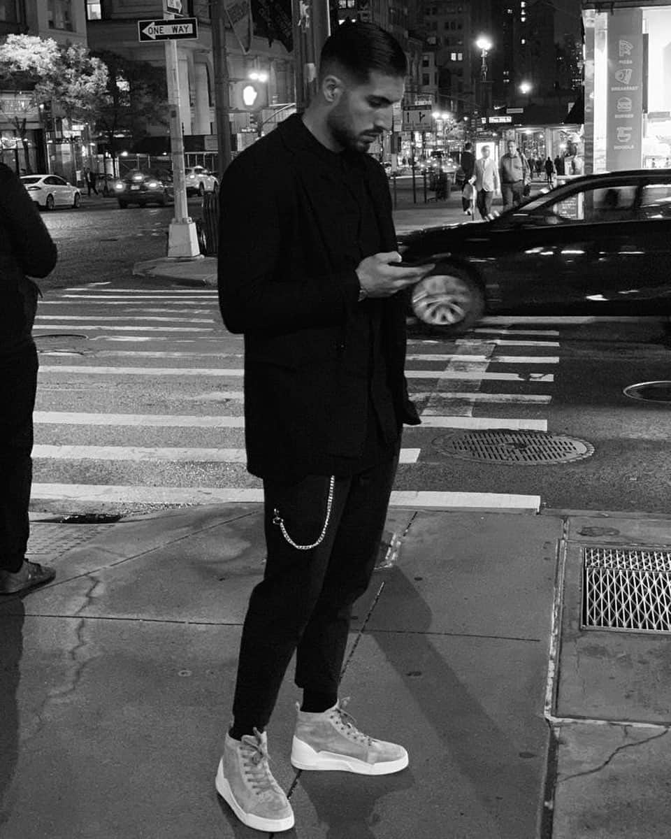 エムレ・カンのインスタグラム：「Spontaneous picture 😅  Guess where I am 🕵🏼‍♂️ #EC23 #iCan #holidays #qualitytime」