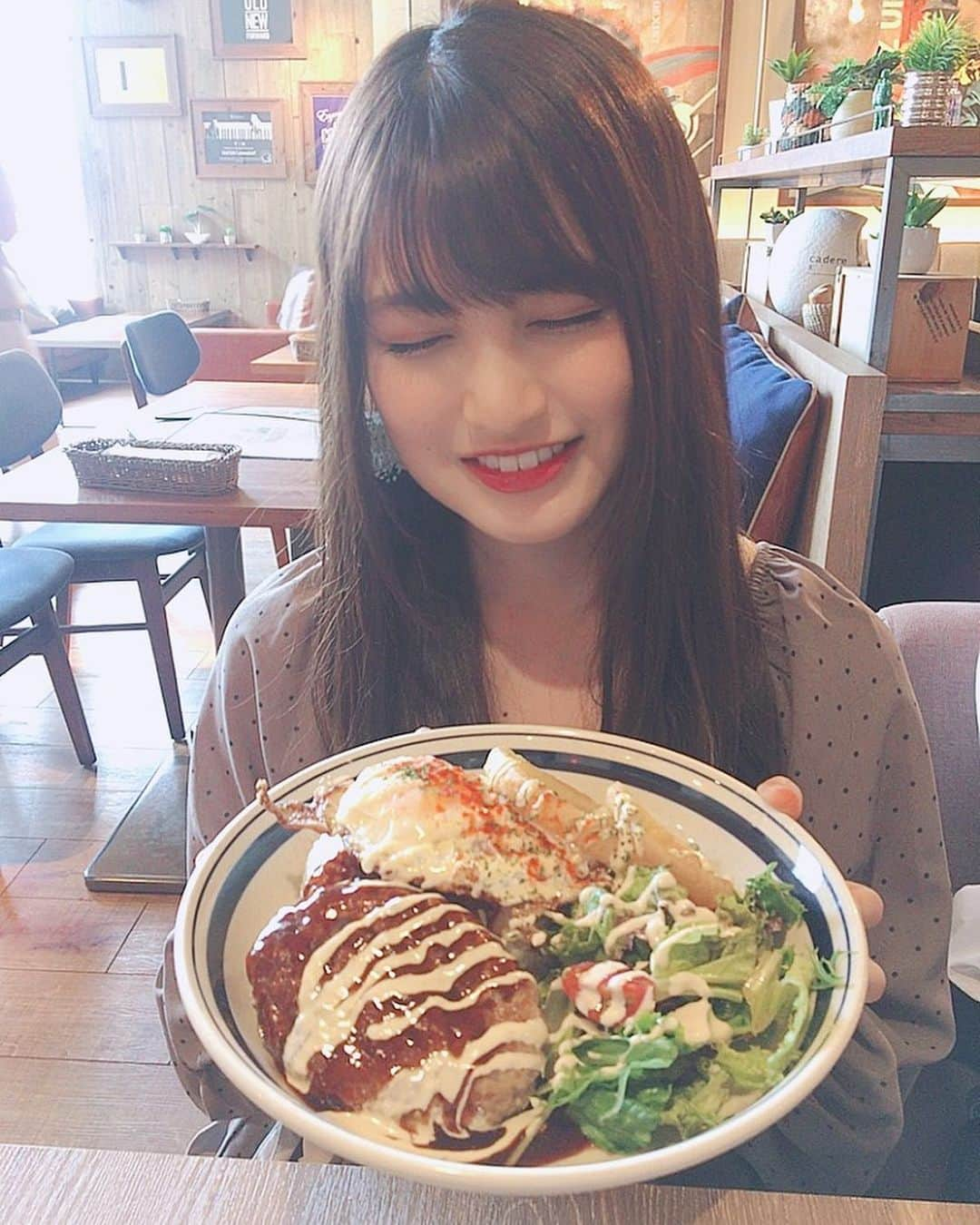 神志那結衣さんのインスタグラム写真 - (神志那結衣Instagram)「お仕事終わりにランチ行ったよ💗🍽 はるたん、優花ちゃん、ゆりやと！ みんな優柔不断過ぎて迷いに迷って種類が豊富なカフェへ。。笑 みんながみんな別々のものを頼んでて可愛かった🤗笑 私はハンバーグがどうしても食べたくてロコモコにしたよ♪ はるたん、優花ちゃんの写真をおまけ♡ゆりやの写真はおたずけ🙆‍♀️ ご馳走様でした❤️ 皆さんも、1日に1回は美味しいものをゆっくりと時間を掛けて食べてくださいね！ お仕事や学校でお疲れだと思いますが、そんな時こそですよ！ 食べ物は人を幸せに出来る！どんなにイライラしてても、疲れていても、食べたら元気モリモリ！！美味しいもの食べたらみんな優しくなる✨ （私は一体誰なんだ！！笑） 今日も1日お疲れ様でした！ #ランチ #カフェ #瓦カフェ #天神 #福岡 #lunch #cafe #yammy #delicious #ロコモコ #楽しかった #大好き #仲良し #優柔不断 #食 #幸せ #食は人を良くする」5月30日 22時35分 - jiina27