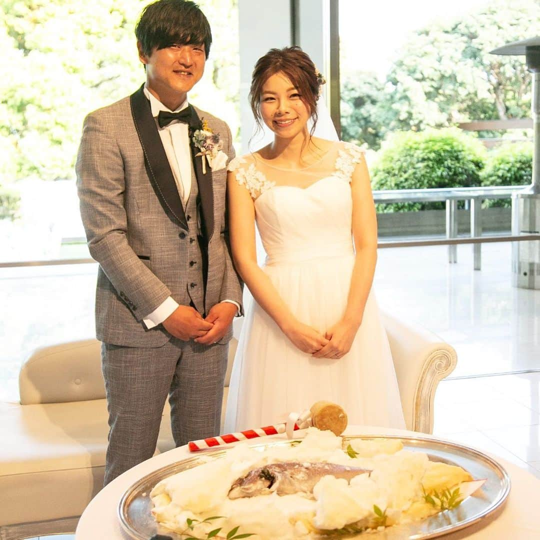 迎賓館さんのインスタグラム写真 - (迎賓館Instagram)「. 結婚式でのお祝いの食材といえば 『鯛』ですね！ . 迎賓館での人気演出のひとつ #鯛の塩釜開き . サプライズ大成功です！ #今ちゃんの実は . . #ghkwedding . #心がふるえる最幸の一日を #迎賓館 #万博記念公園 #geihinkan #万博迎賓館 #結婚式 #結婚式場  #ゲストハウス #関西花嫁 #大阪 #ウェディングニュース #関西プレ花嫁 #全国のプレ花嫁さんと繋がりたい #北摂 #ウェディングニュース  #wedding #ウエディング #プロポーズ #結婚式準備 #プレ花嫁  #marry花嫁 #ちーむゼクシィ #プラコレ #大人ウェディング」5月30日 22時38分 - geihinkan1970