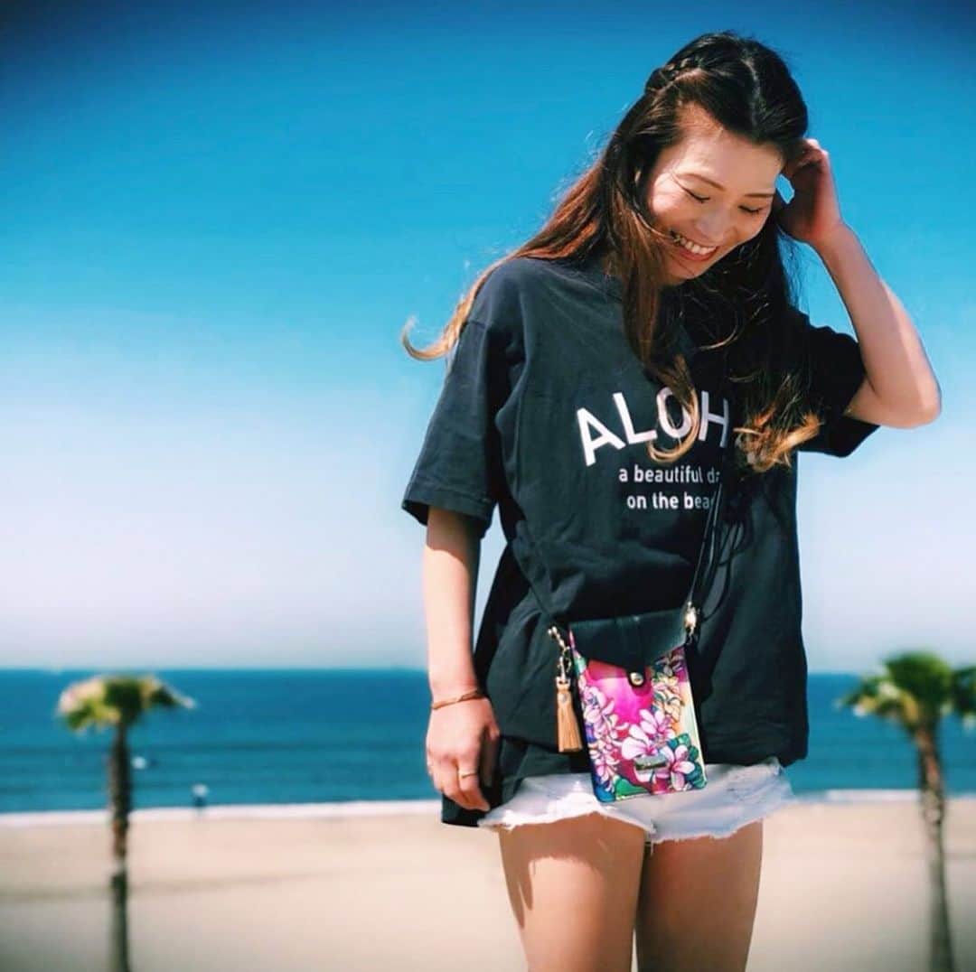 ラレイアのインスタグラム：「🌺 明日から3日間、恵比寿で開催するALOHA TOKYOにブース出店します💙 ・ フェス&イベントに大活躍なスマホポシェット😍🌴 ・ 直営店や #楽天 サイトでもお得なクーポンを配布中！ ぜひcheckしてみてください😊 ・ THANK YOU #Repost @yossy1000 ♡♡♡ ・ @laleia_official  @colleenwilcoxgallery_jp  #colleen#colleenwilcox#art#hawaii#aloha#surf#beach#fashion#laleia#ハワイ#フォトジェニック#インスタ映え#インスタ女子#アロハ#ビーチ#海を感じる雑貨#ラレイア#アート#ビーチガール#サーフスタイル#大人カジュアル#旅行#トラベラー#タビジョ#スマホポシェット#フェス」