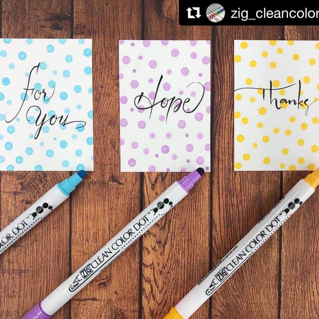のインスタグラム：「ZIG CLEAN COLOR DOT #dot #lettering #pigmentink  ぷにっとした弾力が楽しいドット芯と、0.5mmの細書きのツインタイプマーカー。 ドット芯は、大きいDOTも、小さいDOTも自由自在！最大径約5mm〜最小径約1mmのドットを描くことができます。 押すだけ簡単にドットが描けます！ #cleancolordot #クリーンカラードット」