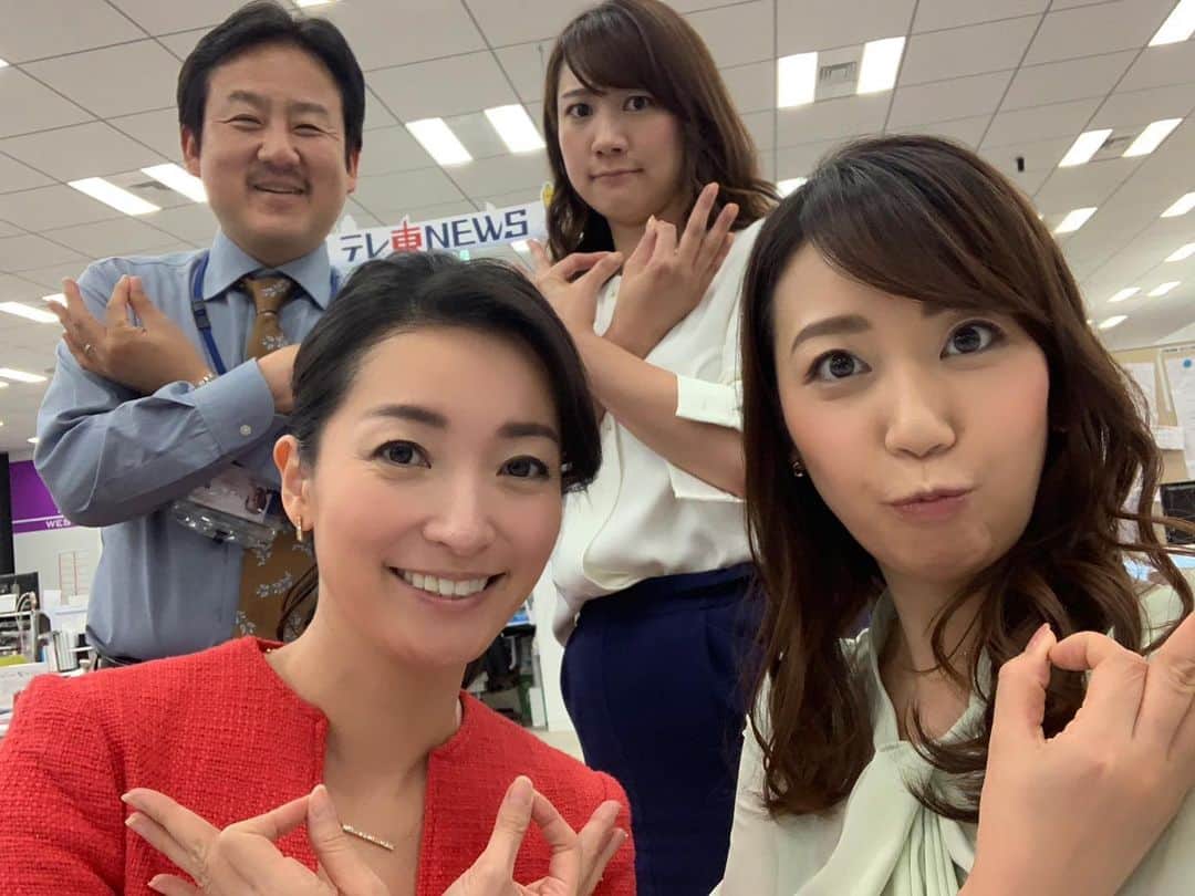 須黒清華のインスタグラム：「本日のWBSは全仏テニスのため、 地上波では24:10から、 BSテレ東では24:30からの放送となります。 大坂なおみ選手を応援した後は、ぜひそのままの熱量を持ってWBSをご覧くださいー🎾 #なんのポーズだかわかりますか⁇ #大江さん に合わせて、#翔んで埼玉 のポーズです✨ なぜか⁇はわかりません（笑） #翔んで埼玉ポーズ  そういえば#アド街 でもご紹介したかも🎶 #山川キャスター #北村まあさ #須黒清華  #みんなでおやつ 食べながら頑張ります😋 #もぐもぐタイム」