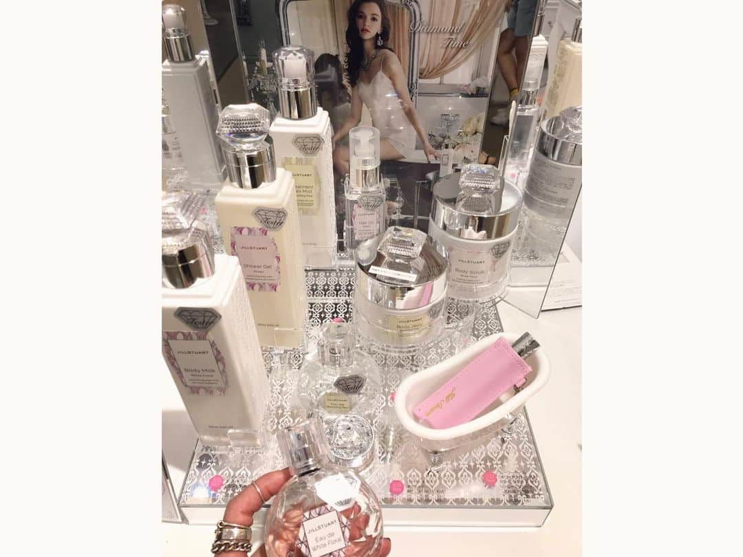 木野園子さんのインスタグラム写真 - (木野園子Instagram)「けいてぃー @katiiesakai とJILLSTUART @jillstuartbeauty に✨✨ 明日5月31日に発売になるジルスチュアートビューティのフルリニューアルをしたバスボディラインを体験しに行きました💘ボディスクラブやボディジェリーなど今からのシーズンにぴったりの見た目も香りも女子で良かったと思えるキラキラなアイテムが勢揃いで💠 実際に体験したスクラブは洗い流すとワントーン明るくなって少しキラキラも残る見た目も使い心地もコンセプトの優雅なライフスタイル、Diamond Timeを楽しめました‼️プレゼントにも良さそう🎁  #jillstuartbeauty #ジルスチュアートビューティー #JILLプレ #gift #ギフト #diamondtime #ダイヤモンドタイム #bodycare #ボディケア #present #プレゼント #cosme #コスメ #cosmetics  #beauty」5月30日 22時46分 - kinosonoko