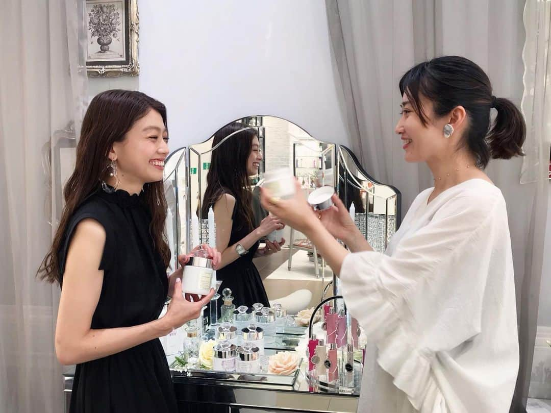 木野園子さんのインスタグラム写真 - (木野園子Instagram)「けいてぃー @katiiesakai とJILLSTUART @jillstuartbeauty に✨✨ 明日5月31日に発売になるジルスチュアートビューティのフルリニューアルをしたバスボディラインを体験しに行きました💘ボディスクラブやボディジェリーなど今からのシーズンにぴったりの見た目も香りも女子で良かったと思えるキラキラなアイテムが勢揃いで💠 実際に体験したスクラブは洗い流すとワントーン明るくなって少しキラキラも残る見た目も使い心地もコンセプトの優雅なライフスタイル、Diamond Timeを楽しめました‼️プレゼントにも良さそう🎁  #jillstuartbeauty #ジルスチュアートビューティー #JILLプレ #gift #ギフト #diamondtime #ダイヤモンドタイム #bodycare #ボディケア #present #プレゼント #cosme #コスメ #cosmetics  #beauty」5月30日 22時46分 - kinosonoko