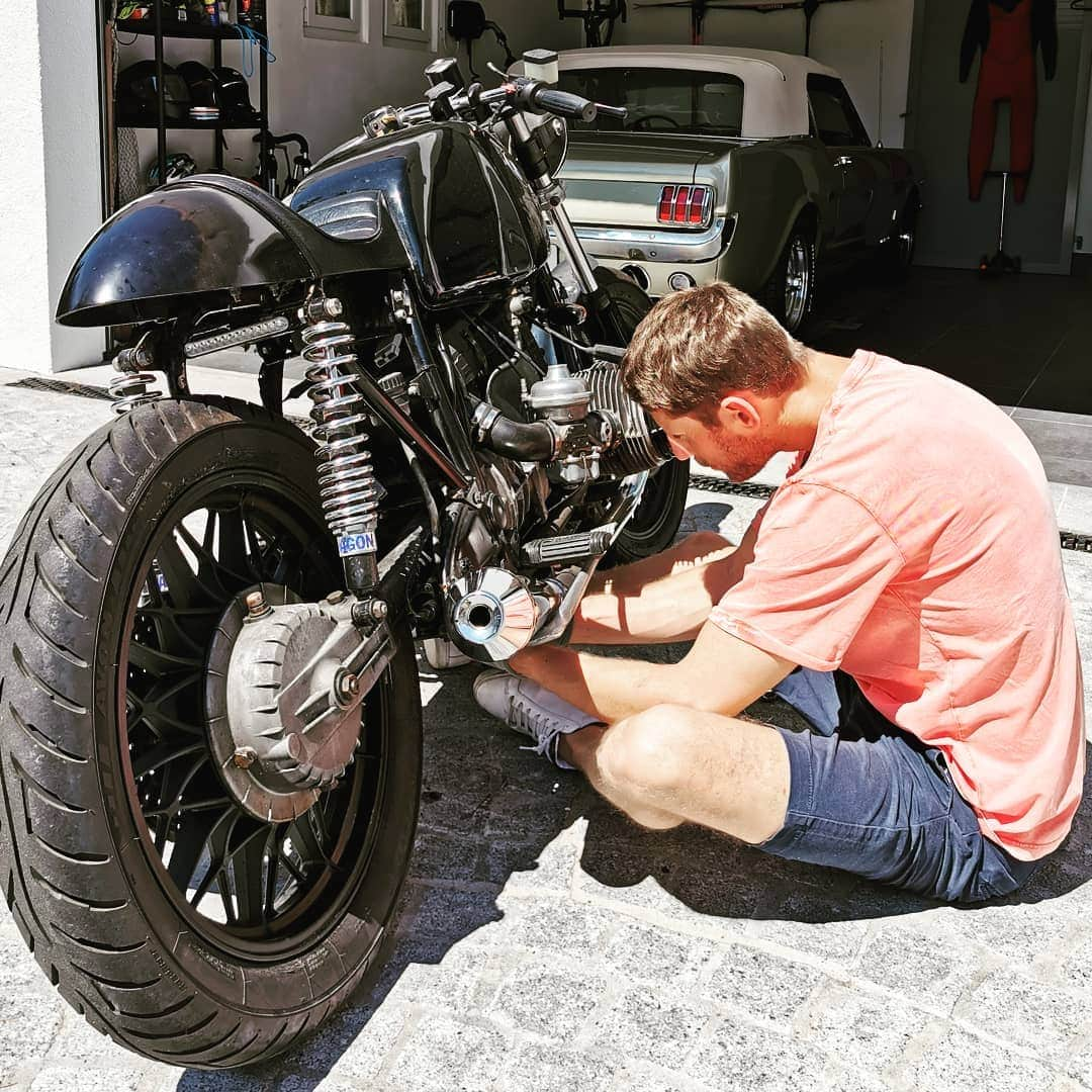 ロマン・グロージャンさんのインスタグラム写真 - (ロマン・グロージャンInstagram)「🔧🤘😊 #r8g #motorcycle #home」5月30日 22時46分 - grosjeanromain