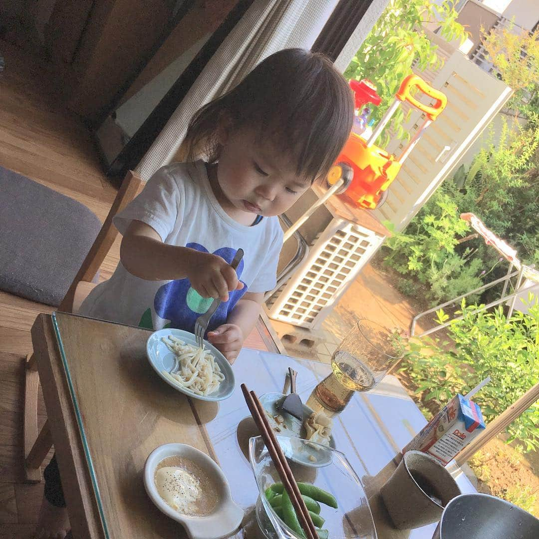 松浦志穂さんのインスタグラム写真 - (松浦志穂Instagram)「甥っ子ひろ君よりも成長を見届けている友人の娘いとちゃん。 ・ 写真撮る時何となくガオッとモンスターポーズしたらこの喜びよう💓💓🥰🥰なんでだと思ったら毎日 #吉本坂46  の私の前のユニットPOP MONSTER「やっとここまで」のMVを見せてるらしくそれをいつも見てる私とやれて嬉しかったんだな☺️🥺💓という愛おしすぎる勝手な解釈🙄🙄🤪🤪 ・ よく世のママさんたちが「スクスク成長してくれて嬉しいけどずっと赤ちゃんのままでいて欲しいような、、🥺🥺」と言うけどいとちゃんと定期的に会い始めてからマジでその気持ちがわかる今日この頃🌊イヤイヤ期とかマジで来ないでー🙏🥺生意気なこととか覚えないでー🙏🥺 ・ いとちゃんママの同級生とはろくに話もせず、美味しく優しい手料理食べてお酒呑んでいとちゃんと遊び昼寝して帰るというこの度も極楽な時間を過ごさせていただきました🙏🏘」5月30日 22時47分 - matushiho