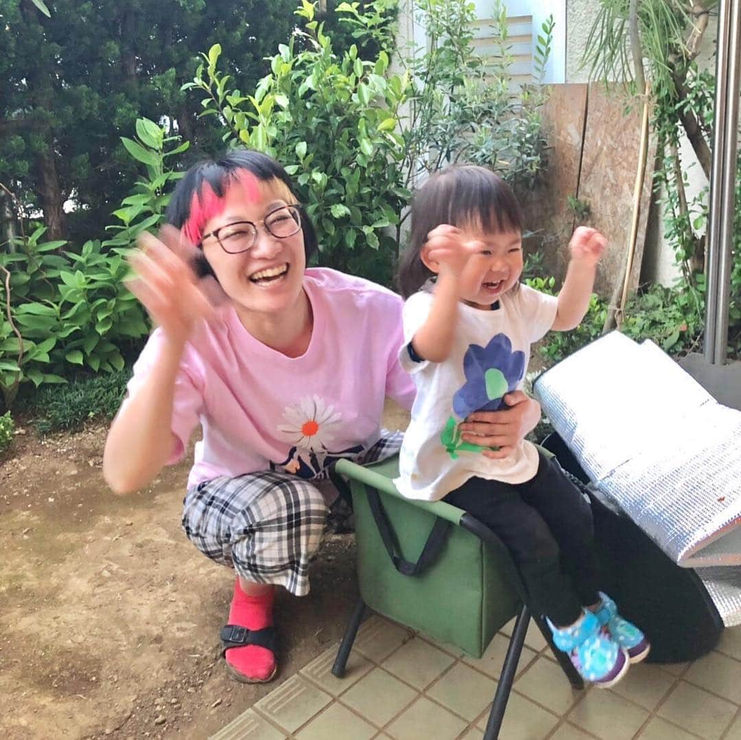 松浦志穂のインスタグラム：「甥っ子ひろ君よりも成長を見届けている友人の娘いとちゃん。 ・ 写真撮る時何となくガオッとモンスターポーズしたらこの喜びよう💓💓🥰🥰なんでだと思ったら毎日 #吉本坂46  の私の前のユニットPOP MONSTER「やっとここまで」のMVを見せてるらしくそれをいつも見てる私とやれて嬉しかったんだな☺️🥺💓という愛おしすぎる勝手な解釈🙄🙄🤪🤪 ・ よく世のママさんたちが「スクスク成長してくれて嬉しいけどずっと赤ちゃんのままでいて欲しいような、、🥺🥺」と言うけどいとちゃんと定期的に会い始めてからマジでその気持ちがわかる今日この頃🌊イヤイヤ期とかマジで来ないでー🙏🥺生意気なこととか覚えないでー🙏🥺 ・ いとちゃんママの同級生とはろくに話もせず、美味しく優しい手料理食べてお酒呑んでいとちゃんと遊び昼寝して帰るというこの度も極楽な時間を過ごさせていただきました🙏🏘」