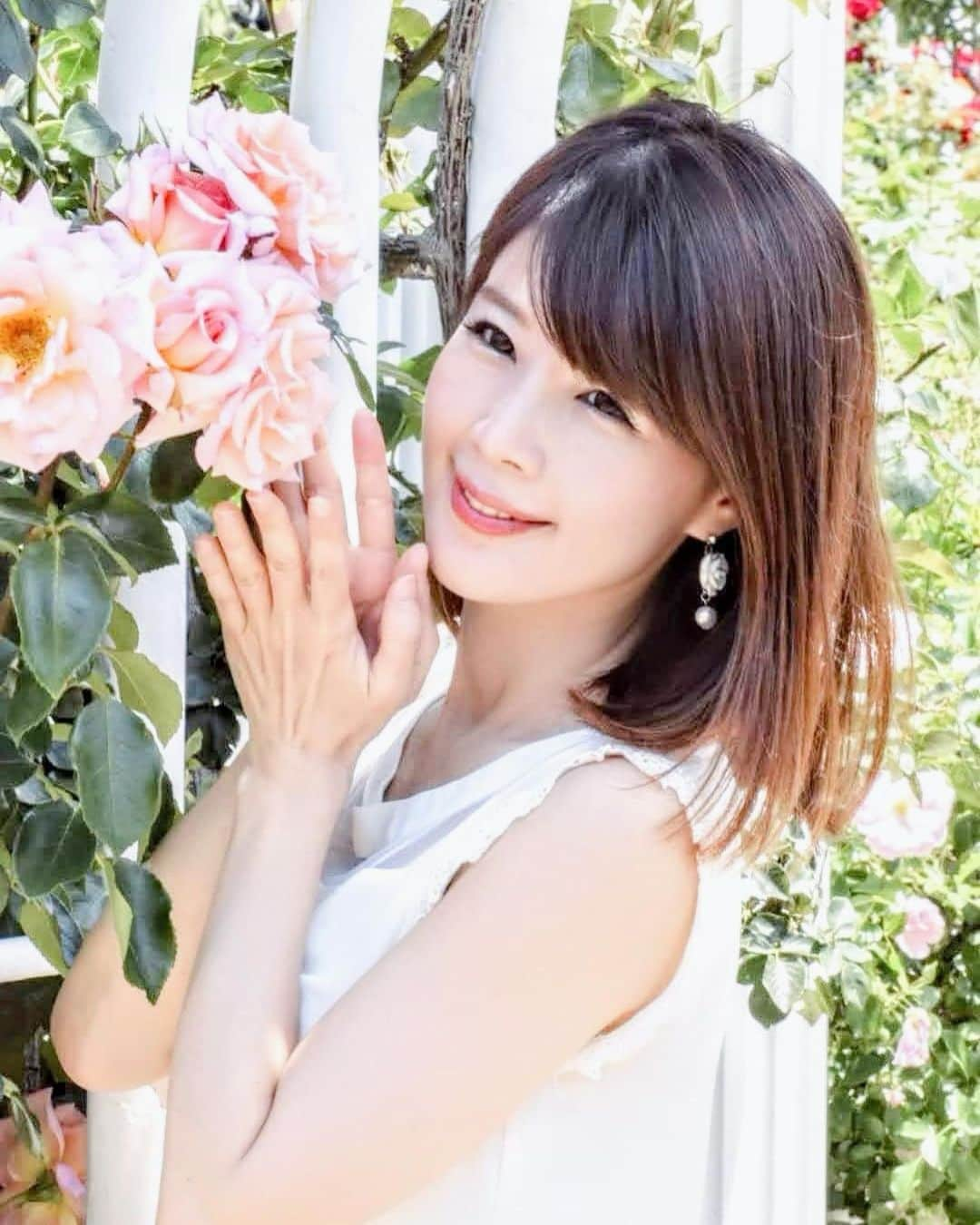 沢木麻衣さんのインスタグラム写真 - (沢木麻衣Instagram)「薔薇撮影会🌹 5月は薔薇が見頃🌹 #写真好きな人と繋がりたい  #モデル女子  #撮影会  #私服  #私服コーデ  #薔薇 #薔薇の花束」5月30日 22時51分 - maikaru720