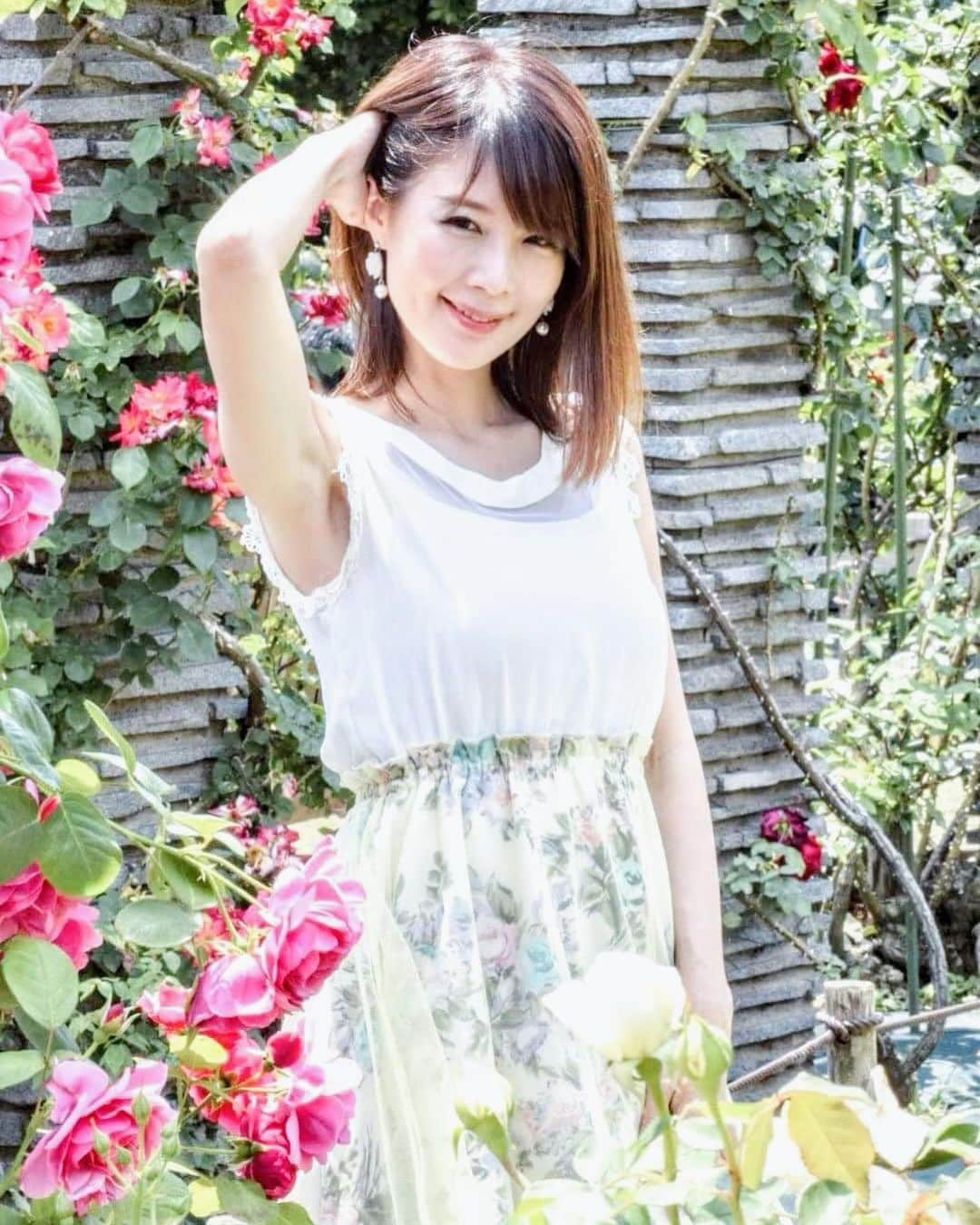 沢木麻衣さんのインスタグラム写真 - (沢木麻衣Instagram)「薔薇撮影会🌹 5月は薔薇が見頃🌹 #写真好きな人と繋がりたい  #モデル女子  #撮影会  #私服  #私服コーデ  #薔薇 #薔薇の花束」5月30日 22時51分 - maikaru720